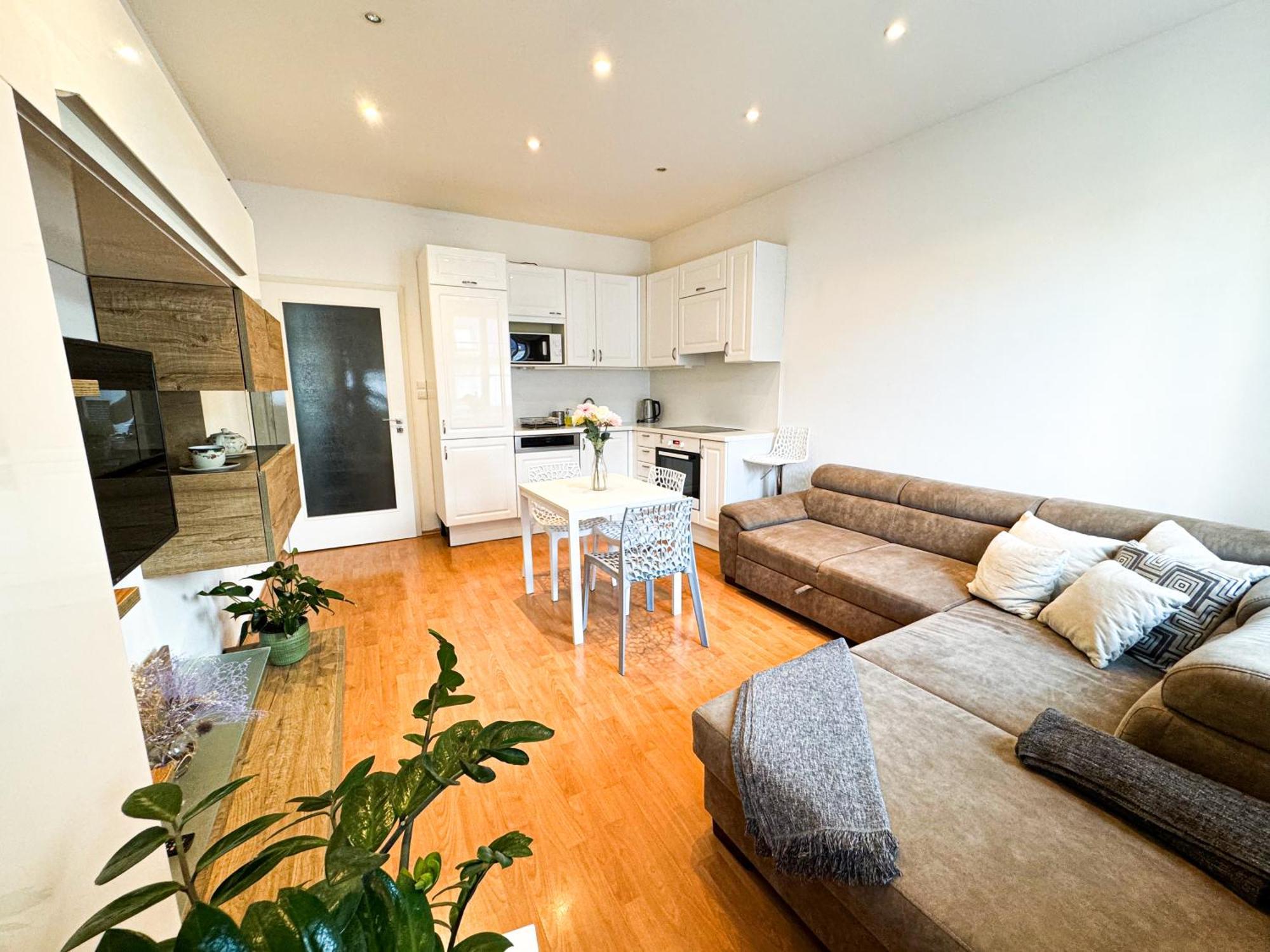 Gorgeous City Center Apartment In Bratislava With Free Parking Exterior photo